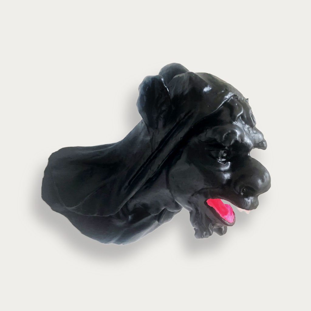 kleiner Hausgeist schwarz mit Neon-Maul